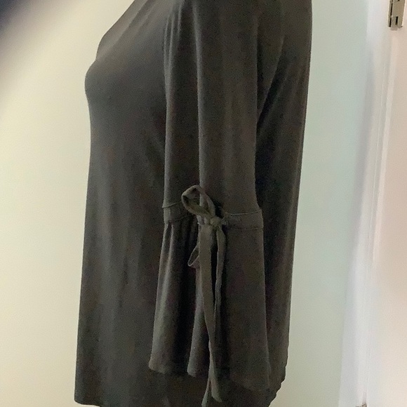 WH-BM deep olive green jersey tee, 3/4 sleeves with ruffle trim and ties. So Med - Picture 3 of 7